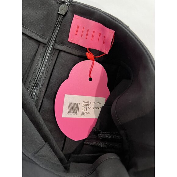 DEBUTE The Kat Mini Kilt Skirt in Black - Picture 4 of 5